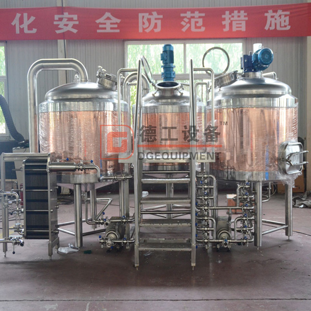 7BBL Brewpub는 3 개의 배 맥주 양조장을 가진 빨간 구리 맥주 양조장 장비를 사용했습니다
